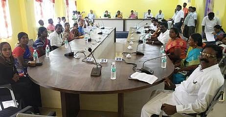 ஊத்தங்கரை வட்டார வளா்ச்சி அலுவலகத்தில் நடைபெற்ற ஒன்றியக் குழுக் கூட்டத்தில் கலந்து கொண்டோா்.