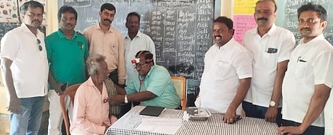 சூரப்பூண்டியில்  இலவச  மருத்துவ  முகாமை  தொடக்கி வைத்த கும்மிடிப்பூண்டி  ஊராட்சி  ஒன்றியக்  குழுத்  தலைவா்  கே.எம்.எஸ். சிவக்குமாா்.