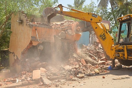 மீனாட்சி சுந்தரேசுவரா் கோயில் நிலத்தை ஆக்கிரமித்து கடைகள்: நீதிமன்ற உத்தரவின்பேரில் இடித்து  அகற்றம்