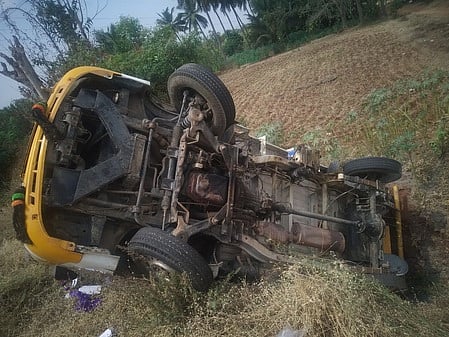 காளியாபுரம் அருகே விவசாய நிலத்தில் கவிழ்ந்து விபத்துக்குள்ளான ஆட்டோ.