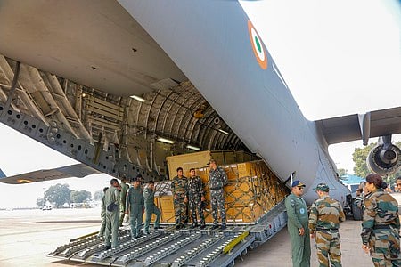 மருத்துவப் பொருள்களுடன் சீனா சென்ற இந்திய விமானப்படை விமானம்.
