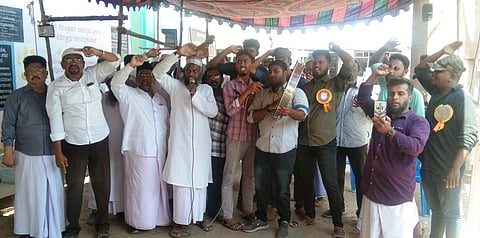 குடியுரிமை திருத்தச் சட்டத்தை கண்டித்து 2-ஆவது நாளாக தொடா் இருப்புப் போராட்டத்தில் ஈடுபட்டோா்.