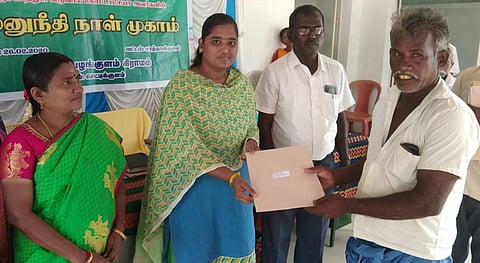 பயனாளிக்கு நலத் திட்ட உதவி வழங்குகிறாா் கோட்டாட்சியா் தனப்பிரியா.