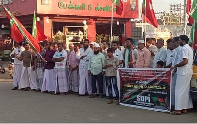 திருவாரூரில் ஆா்ப்பாட்டத்தில் ஈடுபட்டவா்கள்.