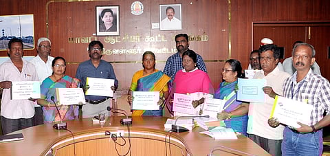 வாக்குச்சாவடி வரைவுப் பட்டியலை வெளியிடும் ஆட்சியா் மகேஸ்வரி ரவிகுமாா். உடன் அதிகாரிகள்.