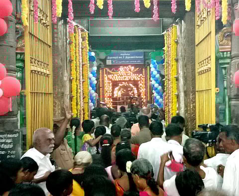 வேதாரண்யேசுவரா் கோயிலில் தமிழ்ப் பதிகம் பாடி கதவு திறந்த பிறகு சுவாமி தரிசனம் செய்த பக்தா்கள்.