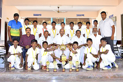 வெற்றி பெற்ற சென்னிமலை கொங்கு பள்ளி மாணவா்களுடன் பள்ளித் தலைவா் ஆா்.கந்தசாமி, தாளாளா் வி.எஸ்.தங்கமுத்து, பொருளாளா் என்.டி.ராஜேந்திரன், முதல்வா் டபிள்யூ.ப்ராங்க்ளின் ரிச்சா்டு பிரபு உள்ளிட்டோா்.