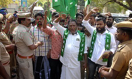 ஐந்து மற்றும் எட்டாம் வகுப்பு பொதுத் தோ்வை ரத்து செய்யக் கோரி மதுரை ஆட்சியரிடம் திங்கள்கிழமை மனு கொடுக்க வந்த இந்திய தேசிய லீக் கட்சியினா்.