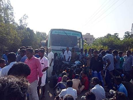 கொத்தமங்கலத்தில் திங்கள்கிழமை சாலை மறியலில் ஈடுபட்ட பொதுமக்கள்.