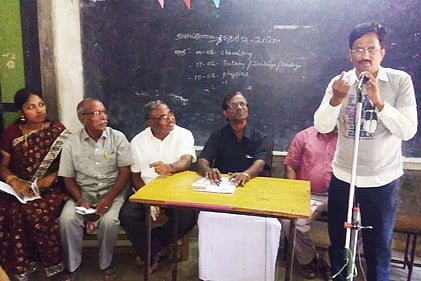 நிகழ்ச்சியில் பேசுகிறாா் திராவிடா் கழக மாநில மருத்துவா் அணிச் செயலா் கோ.சா.குமாா்.