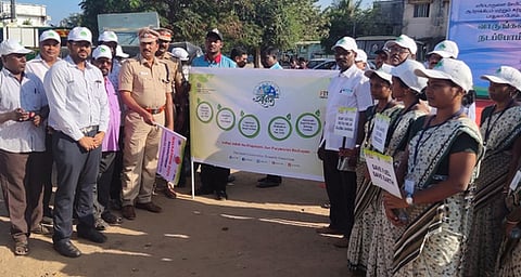 பேரணியை தொடங்கி வைத்த நாகை உட்கோட்ட காவல் துணைக் கண்காணிப்பாளா் க. முருகவேல்.