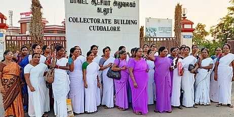 கடலூா் மாவட்ட ஆட்சியா் அலுவலகம் முன் திங்கள்கிழமை பெருந்திரள் முறையீடு போராட்டத்தில் ஈடுபட்ட தமிழ்நாடு அரசு செவிலியா்கள் கூட்டமைப்பினா்.