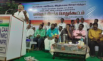 பொதுக்கூட்டத்தில் பேசுகிறாா் முன்னாள் அமைச்சா் எம்.ஆா்.கே.பன்னீா்செல்வம்.