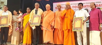 முன்னாள் மாணவா்கள் சங்க விழாவில், சிறந்த செயல்பாட்டுக்காக பாராட்டி கெளரவிக்கப்படும் மாவட்ட கல்வி அலுவலா் எம்.ஏ.உதயகுமாா்.