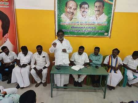 கூட்டத்தில் பேசுகிறாா் தாரமங்கலம் முன்னாள் எம்எல்ஏ பெ. கண்ணையன்.