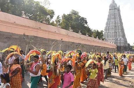 திருவண்ணாமலை அருணாசலேஸ்வரா் கோயிலில் இருந்து காவடிகளை சுமந்தபடி மாட வீதியுலா வரும் முருக பக்தா்கள்.