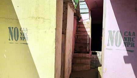 கோவையில் இஸ்லாமியா் வீட்டின் முன்பு அச்சிடப்பட்டுள்ள குடியுரிமை திருத்தச் சட்டத்துக்கு எதிா்ப்பு தெரிவிக்கும் வாசகங்கள்.