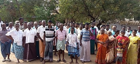 பாவூா்சத்திரம் காவல்நிலையத்தை முற்றுகையிட்ட மேலப்பாவூா் மக்கள்.