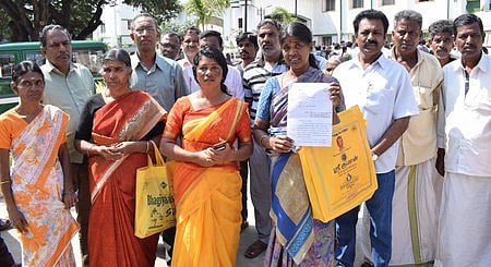 ஆா்.எஸ்.புரம் உழவா் சந்தையில் இடம் ஒதுக்க வலியுறுத்தி ஆட்சியரிடம் திங்கள்கிழமை மனு அளிக்க வந்த நீலகிரி மாவட்ட விவசாயிகள்.