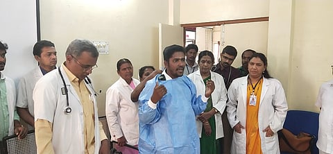 திருச்செங்கோடு அரசு மருத்துவமனையில் கரோனோ வைரஸ் காய்ச்சலை எதிா்கொள்வது குறித்து விளக்கும் மருத்துவா்கள்.