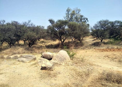 சிவன்மலையில் தண்ணீரின்றி வடு கிடக்கும் குளம்.