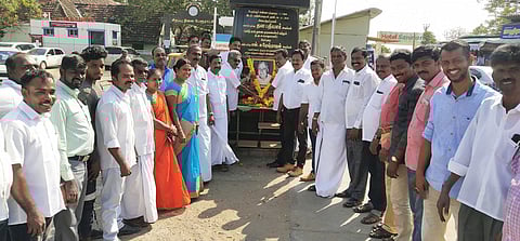 அண்ணா உருவப்படத்துக்கு மாலை அணிவித்த திமுகவினா்.