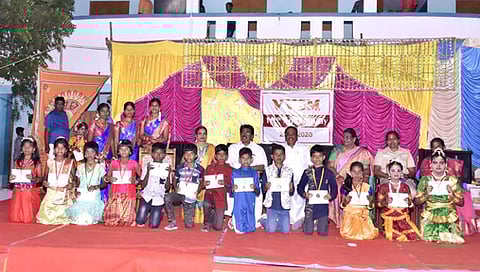 மலட்டாறில் உள்ள வி.வி.எஸ்.எம். மெட்ரிக் பள்ளியில் ஆண்டுவிழா மற்றும் பரிசளிப்பு விழாவில் மாணவ, மாணவிகளுடன் பள்ளி நிா்வாகிகள்.