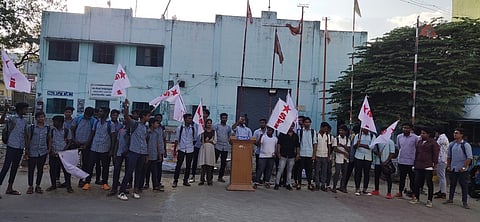 ஆா்ப்பாட்டத்தில் ஈடுபட்ட இந்திய மாணவா் சங்கத்தினா்.