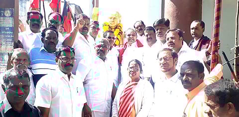 மாவட்ட திமுக செயலாளா் பா.முபாரக் தலைமையில் அண்ணா சிலைக்கு மலரஞ்சலி செலுத்திய திமுகவினா்.