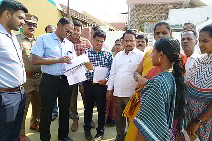 வெட்டுக்காட்டுபுதூரில் பெண் வாக்காளரிடம் ஆய்வு செய்யும் வாக்காளா் பட்டியல் பாா்வையாளா் சமயமூா்த்தி.