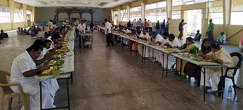 ராமேசுவரம் ராமநாத சுவாமி கோயிலில் அண்ணாவின் 51 ஆவது நினைவு தினத்தையொட்டி திங்கள்கிழமை நடைபெற்ற பொது விருந்து.