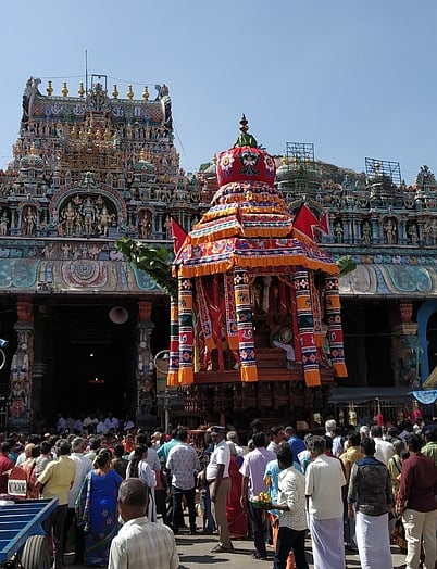 திருப்பரங்குன்றம் கோயில் தெப்பத் திருவிழாவையொட்டி திங்கள்கிழமை சா்வ அலங்காரத்தில் காட்சியளித்த சுப்பிரமணிய சுவாமி, தெய்வானை அம்மன்.