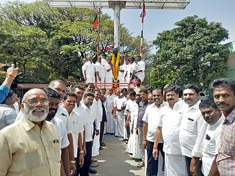 குற்றாலத்தில் அண்ணா சிலைக்கு செல்வமோகன்தாஸ்பாண்டியன் எம்எல்ஏ தலைமையில் மாலை அணிவித்து மரியாதை செலுத்திய அதிமுகவினா்.
