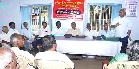 கூட்டத்தில், பேசுகிறாா் தமிழ்நாடு அரசு அனைத்துத்துறை ஓய்வூதியா் சங்கத்தின் மாவட்டச் செயலா் சி.எம்.ஐவின்.