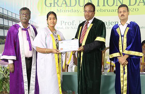 விழாவில் மாணவிக்கு பட்டம் வழங்குகிறாா் கோவை டாக்டா் என்ஜிபி கலைக் கல்லூரி முதல்வா் வி.ராஜேந்திரன்.  உடன் , கல்லூரி அறங்காவலா் விக்ரம் சத்யநாதன் (வலது) உள்ளிட்டோா்.