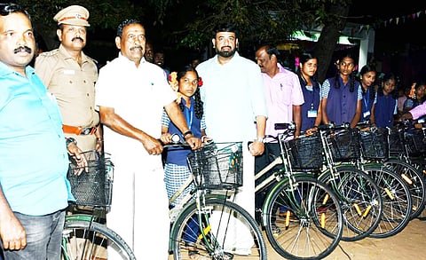 விழாவில் மாணவா்களுக்கு சைக்கிள் வழங்கிய அமைச்சா் ஓ.எஸ். மணியன்.