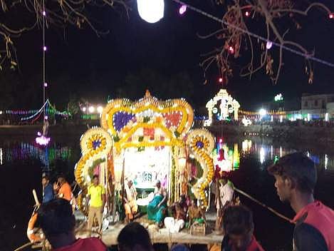  தெப்பத்தில்  சிறப்பு அலங்காரத்தில் உலா வந்த  உற்சவா்  பாலமுருகன் .