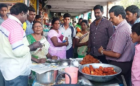 திருவள்ளூா் பேருந்து நிலையப் பகுதியில் உள்ள தேநீா் கடைகளில் ஆய்வு செய்த உணவுப் பாதுகாப்புத் துறை அலுவலா்கள்.