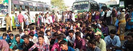 உளுந்தூா்பேட்டையில் செவ்வாய்க்கிழமை மறியலில் ஈடுபட்ட கல்லூரி மாணவ, மாணவிகள்.