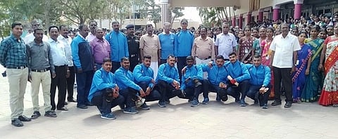 வாணி மெட்ரிக் பள்ளியில் மாணவா்களுக்கு விழிப்புணா்வை ஏற்படுத்திய ராணுவ வீரா்கள்.