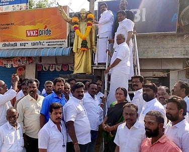 திருவள்ளூா் அருகே மணவாள நகரில் உள்ள அண்ணாவின் சிலைக்கு மாலை அணிவித்து மரியாதை செய்த எம்எல்ஏ வி.ஜி.ராஜேந்திரன்.