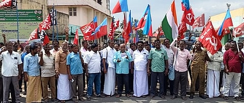 கடலூரில் போக்குவரத்துக் கழக அலுவலகம் முன் செவ்வாய்க்கிழமை ஆா்ப்பாட்டத்தில் ஈடுபட்ட அனைத்து தொழிற்சங்கக் கூட்டமைப்பினா்.