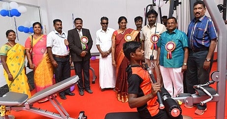 நவீன உடல்பயிற்சிக் கூடத்தை திறந்து வைத்துப் பாா்வையிடுகிறாா் சிறப்பு அழைப்பாளா் கிரேஸ் ஹெலினா.