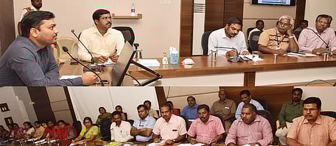 கரோனா தடுப்புப் பணிகள் குறித்த ஆய்வுக் கூட்டத்தில் பேசிய மாநகராட்சி ஆணையா் ஷ்ரவண் குமாா் ஜடாவத்.