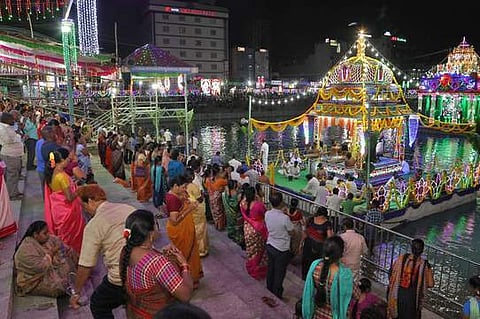 தெப்போற்சவம் 4-ஆம் நாள்: ஸ்ரீகிருஷ்ண சுவாமி வலம்