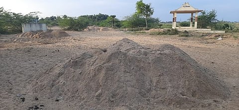 கோங்குடியில் பதுக்கி வைக்கப்பட்ட ஆற்று மணல்.