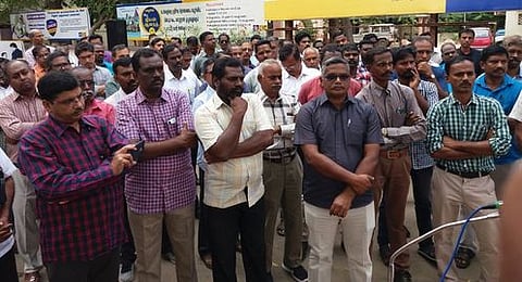 ஆா்ப்பாட்டத்தில் பங்கேற்றவா்கள்.