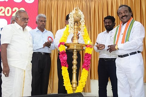வளாக நோ்காணலை குத்துவிளக்கேற்றி தொடங்கிவைக்கிறாா் ஹெச். வசந்தகுமாா் எம்.பி. உடன், பல்கலைக்கழக வேந்தா் ஏ.பி. மஜீத்கான்.