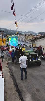 கொடைக்கானல் புனித அந்தோணியாா் ஆலயத் திருவிழாவை முன்னிட்டு செவ்வாய்க்கிழமை ஊா்வலமாக எடுத்துவரப்பட்ட கொடி.