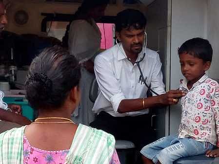 வள்ளியூா் ஊத்தடியில் சிறுவனுக்கு மருத்துவ பரிசோதனை மேற்கொண்ட அரசு மருத்துவா்.